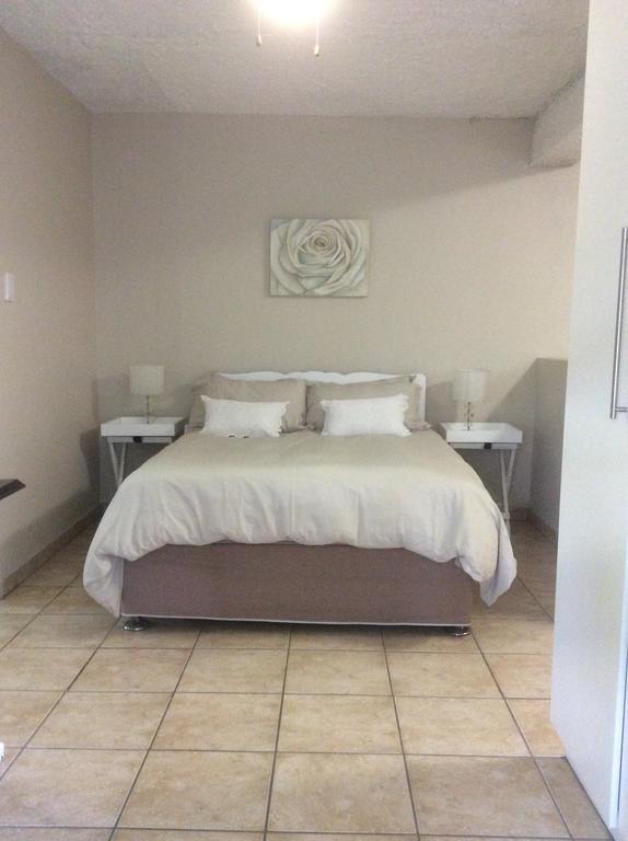 Larkspur Place East London Room photo